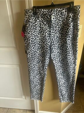 NWT size 12 Ethyl
Black and white leopard print jeans. Frayed him, some stretch.